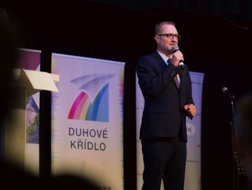 Duhové křídlo jako poděkování těm, kteří působí v sociální oblasti